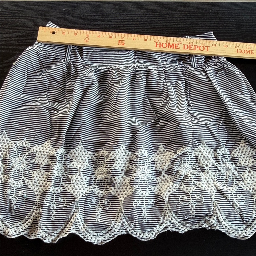 Striped Black and White Lace Trim Skirt size 7 tracy evans